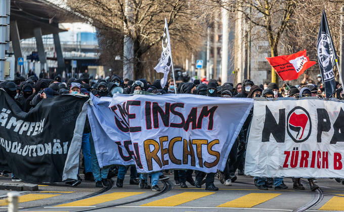 Zürich, Schweiz - 12. Februar 2022: Die linksextreme Antifa hatte für eine Gegendemonstration in Zürich gegen Rechtsextreme aufgerufen. Gekommen sind 2000 meist gewaltbereite, vermummte Personen aus allen Landesteilen der Schweiz. Es kam zu Ausschreitungen mit nicht bezifferbaren Sachschäde, mindestens drei Polizisten wurden verletzt.