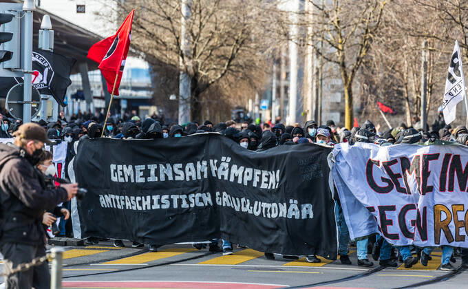 Zürich, Schweiz - 12. Februar 2022: Die linksextreme Antifa hatte für eine Gegendemonstration in Zürich gegen Rechtsextreme aufgerufen. Gekommen sind 2000 meist gewaltbereite, vermummte Personen aus allen Landesteilen der Schweiz. Es kam zu Ausschreitungen mit nicht bezifferbaren Sachschäde, mindestens drei Polizisten wurden verletzt.