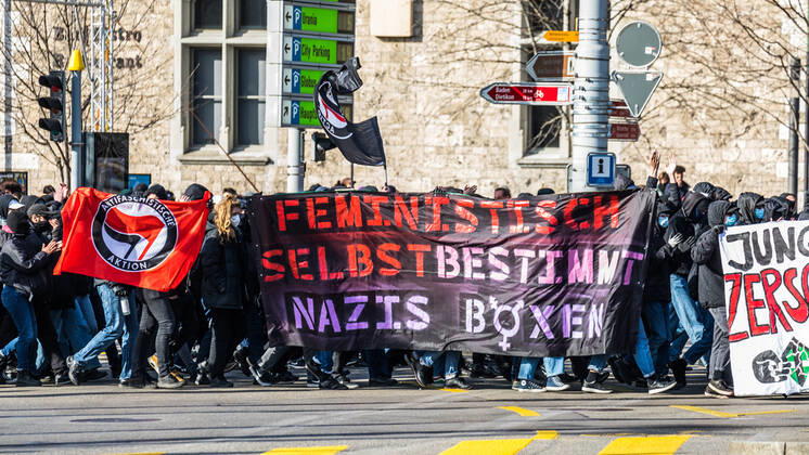 Zürich, Schweiz - 12. Februar 2022: Die linksextreme Antifa hatte für eine Gegendemonstration in Zürich gegen Rechtsextreme aufgerufen. Gekommen sind 2000 meist gewaltbereite, vermummte Personen aus allen Landesteilen der Schweiz. Es kam zu Ausschreitungen mit nicht bezifferbaren Sachschäde, mindestens drei Polizisten wurden verletzt.