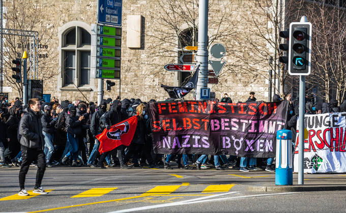 Zürich, Schweiz - 12. Februar 2022: Die linksextreme Antifa hatte für eine Gegendemonstration in Zürich gegen Rechtsextreme aufgerufen. Gekommen sind 2000 meist gewaltbereite, vermummte Personen aus allen Landesteilen der Schweiz. Es kam zu Ausschreitungen mit nicht bezifferbaren Sachschäde, mindestens drei Polizisten wurden verletzt.