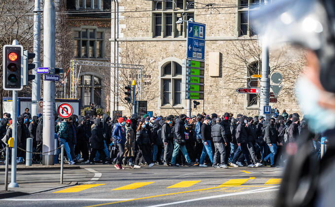 Zürich, Schweiz - 12. Februar 2022: Die linksextreme Antifa hatte für eine Gegendemonstration in Zürich gegen Rechtsextreme aufgerufen. Gekommen sind 2000 meist gewaltbereite, vermummte Personen aus allen Landesteilen der Schweiz. Es kam zu Ausschreitungen mit nicht bezifferbaren Sachschäde, mindestens drei Polizisten wurden verletzt.