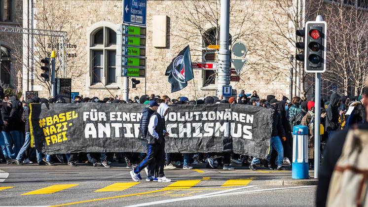 Zürich, Schweiz - 12. Februar 2022: Die linksextreme Antifa hatte für eine Gegendemonstration in Zürich gegen Rechtsextreme aufgerufen. Gekommen sind 2000 meist gewaltbereite, vermummte Personen aus allen Landesteilen der Schweiz. Es kam zu Ausschreitungen mit nicht bezifferbaren Sachschäde, mindestens drei Polizisten wurden verletzt.