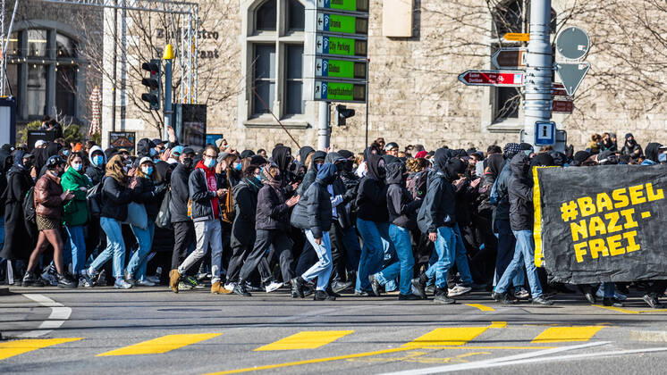Zürich, Schweiz - 12. Februar 2022: Die linksextreme Antifa hatte für eine Gegendemonstration in Zürich gegen Rechtsextreme aufgerufen. Gekommen sind 2000 meist gewaltbereite, vermummte Personen aus allen Landesteilen der Schweiz. Es kam zu Ausschreitungen mit nicht bezifferbaren Sachschäde, mindestens drei Polizisten wurden verletzt.