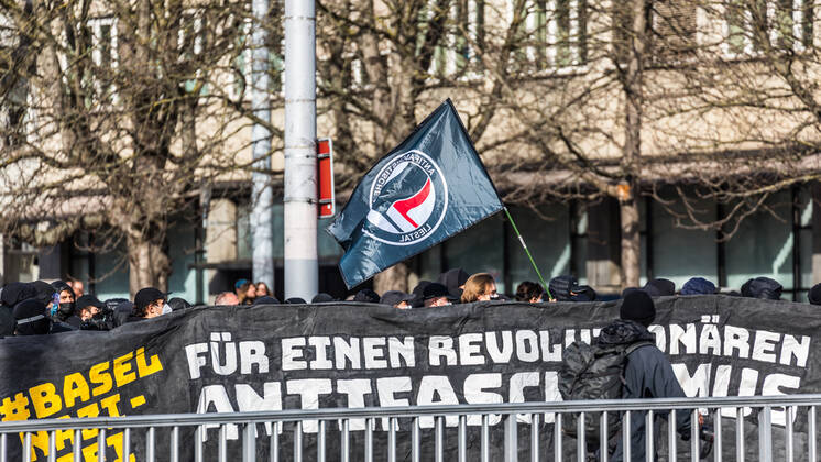 Zürich, Schweiz - 12. Februar 2022: Die linksextreme Antifa hatte für eine Gegendemonstration in Zürich gegen Rechtsextreme aufgerufen. Gekommen sind 2000 meist gewaltbereite, vermummte Personen aus allen Landesteilen der Schweiz. Es kam zu Ausschreitungen mit nicht bezifferbaren Sachschäde, mindestens drei Polizisten wurden verletzt.