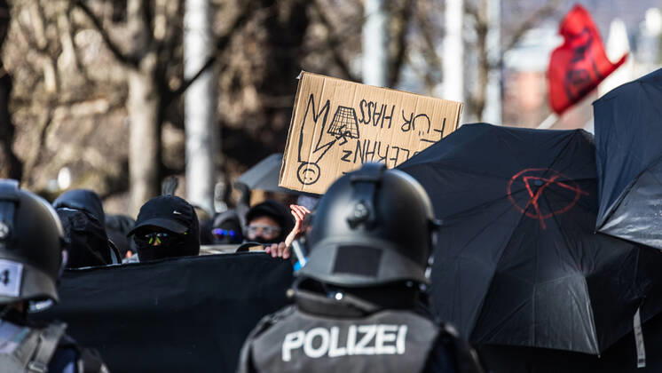 Zürich, Schweiz - 12. Februar 2022: Die linksextreme Antifa hatte für eine Gegendemonstration in Zürich gegen Rechtsextreme aufgerufen. Gekommen sind 2000 meist gewaltbereite, vermummte Personen aus allen Landesteilen der Schweiz. Es kam zu Ausschreitungen mit nicht bezifferbaren Sachschäde, mindestens drei Polizisten wurden verletzt.