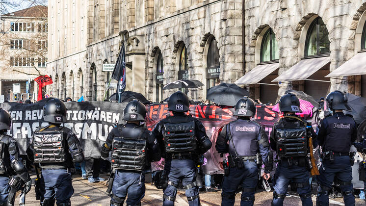 Zürich, Schweiz - 12. Februar 2022: Die linksextreme Antifa hatte für eine Gegendemonstration in Zürich gegen Rechtsextreme aufgerufen. Gekommen sind 2000 meist gewaltbereite, vermummte Personen aus allen Landesteilen der Schweiz. Es kam zu Ausschreitungen mit nicht bezifferbaren Sachschäde, mindestens drei Polizisten wurden verletzt.
