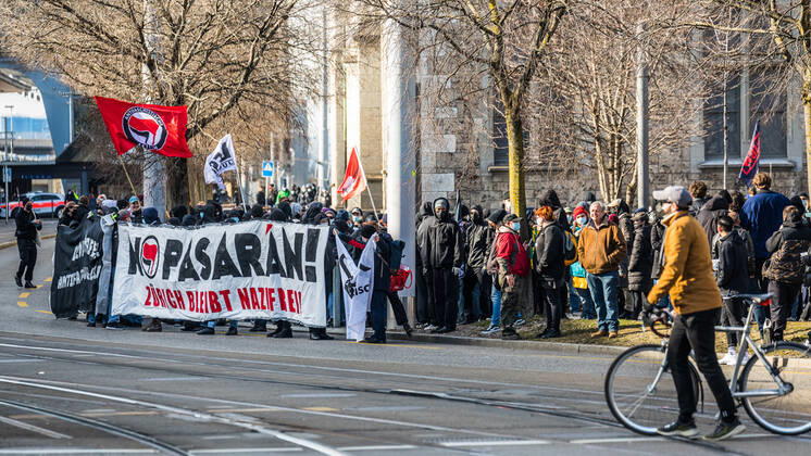 Zürich, Schweiz - 12. Februar 2022: Die linksextreme Antifa hatte für eine Gegendemonstration in Zürich gegen Rechtsextreme aufgerufen. Gekommen sind 2000 meist gewaltbereite, vermummte Personen aus allen Landesteilen der Schweiz. Es kam zu Ausschreitungen mit nicht bezifferbaren Sachschäde, mindestens drei Polizisten wurden verletzt.