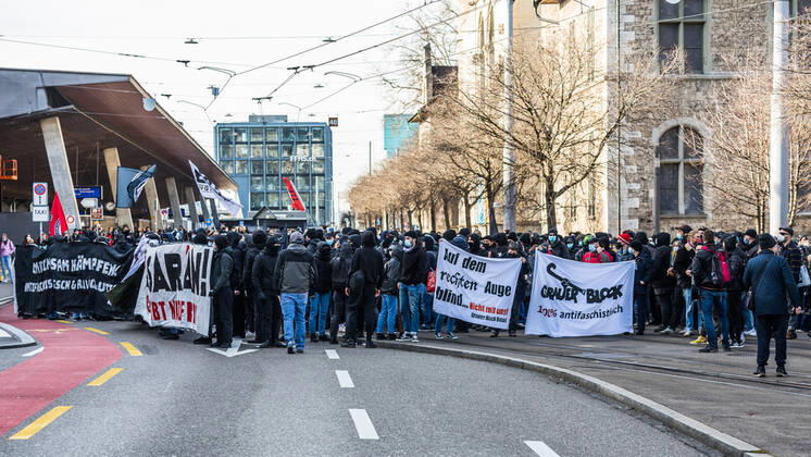 Zürich, Schweiz - 12. Februar 2022: Die linksextreme Antifa hatte für eine Gegendemonstration in Zürich gegen Rechtsextreme aufgerufen. Gekommen sind 2000 meist gewaltbereite, vermummte Personen aus allen Landesteilen der Schweiz. Es kam zu Ausschreitungen mit nicht bezifferbaren Sachschäde, mindestens drei Polizisten wurden verletzt.