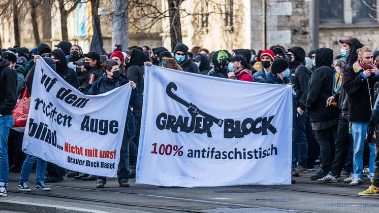 Zürich, Schweiz - 12. Februar 2022: Die linksextreme Antifa hatte für eine Gegendemonstration in Zürich gegen Rechtsextreme aufgerufen. Gekommen sind 2000 meist gewaltbereite, vermummte Personen aus allen Landesteilen der Schweiz. Es kam zu Ausschreitungen mit nicht bezifferbaren Sachschäde, mindestens drei Polizisten wurden verletzt.