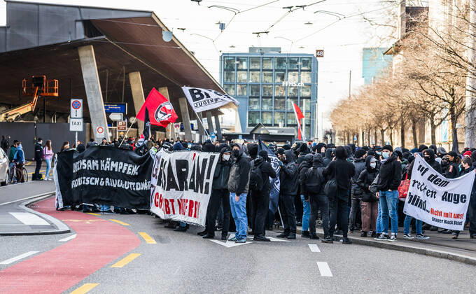 Zürich, Schweiz - 12. Februar 2022: Die linksextreme Antifa hatte für eine Gegendemonstration in Zürich gegen Rechtsextreme aufgerufen. Gekommen sind 2000 meist gewaltbereite, vermummte Personen aus allen Landesteilen der Schweiz. Es kam zu Ausschreitungen mit nicht bezifferbaren Sachschäde, mindestens drei Polizisten wurden verletzt.