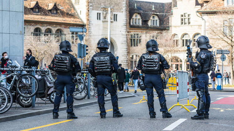 Zürich, Schweiz - 12. Februar 2022: Die linksextreme Antifa hatte für eine Gegendemonstration in Zürich gegen Rechtsextreme aufgerufen. Gekommen sind 2000 meist gewaltbereite, vermummte Personen aus allen Landesteilen der Schweiz. Es kam zu Ausschreitungen mit nicht bezifferbaren Sachschäde, mindestens drei Polizisten wurden verletzt.