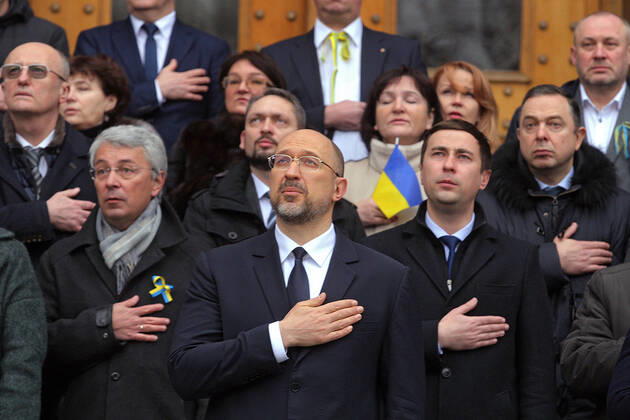 Ukraine Konflikt, Historie KYIV, UKRAINE - FEBRUARY 16, 2022 - Prime Minister of Ukraine Denys Shmyhal and members of the Cabinet are seen during the solemn ceremony of hoisting of the State Flag of Ukraine on the Unification Day outside the government building, Kyiv, capital of Ukraine State Flag of Ukraine hoisted outside government building  Copyright: xYevhenxKotenkox