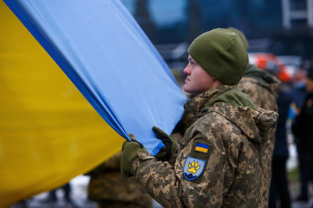 Ukraine Konflikt, Historie News Bilder des Tages UZHHOROD, UKRAINE - FEBRUARY 16, 2022 - A soldier of the 15th Mountain Assault Battalion partakes in the ceremony of raising the State Flag of Ukraine on the tallest flag of Zakarpattia Region on the Day of Unity, Uzhhorod, Zakarpattia Region, western Ukraine. Raising of Ukrainian flag in Uzhhorod  Copyright: xSerhiixHudakx