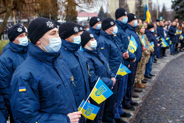 Ukraine Konflikt, Historie UZHHOROD, UKRAINE - FEBRUARY 16, 2022 - Police officers line up during the ceremony of raising the State Flag of Ukraine on the tallest flag of Zakarpattia Region on the Day of Unity, Uzhhorod, Zakarpattia Region, western Ukraine. Raising of Ukrainian flag in Uzhhorod  Copyright: xSerhiixHudakx