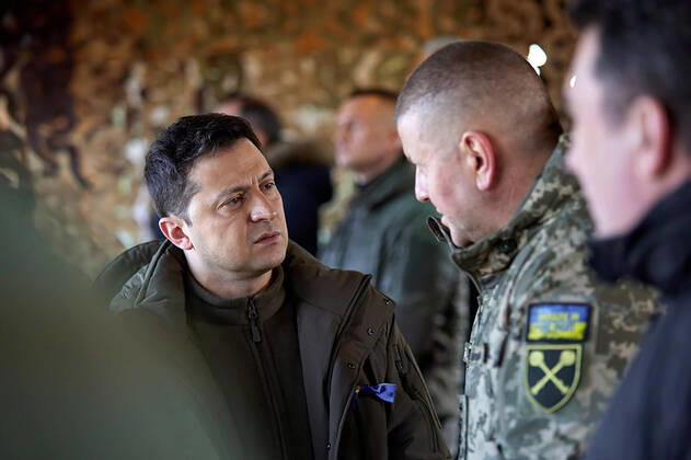 Ukraine Konflikt, Historie News Bilder des Tages Ukrainian President Volodymyr Zelensky (L) listens to explanations during a military drill outside the city of Rivne, northern Ukraine on Wednesday on February 16, 2022.  KYV2022021604A UkrainianxDefencexministryxpress
