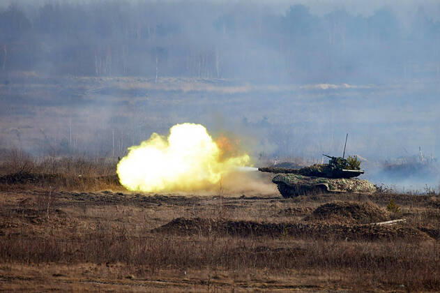 Ukraine Konflikt, Historie News Bilder des Tages Ukrainian President Volodymyr Zelensky (not shown) watches Ukrainian troops take part in a military drill outside the city of Rivne, northern Ukraine on Wednesday on February 16, 2022.  KYV2022021610 UkrainianxDefencexministryxpress