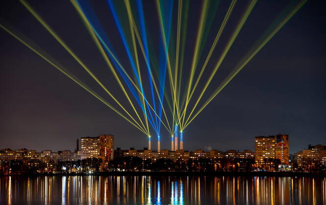 Ukraine Konflikt, Historie DNIPRO, UKRAINE - FEBRUARY 16, 2022 - Lasers and pixel lights mounted on five factory chimneys that are part of the Dnipro Light Flowers installation glow blue and yellow, the colours of the Ukrainian flag, to mark the Day of Unity, Dnipro, central Ukraine. Laser flag of Ukraine in Dnipro  Copyright: xMykolaxMiakshykovx