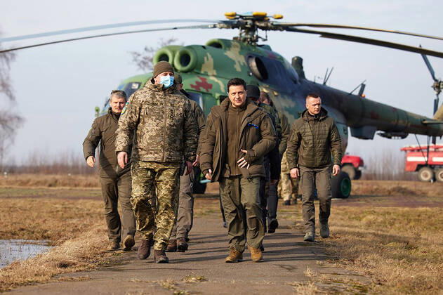 News Themen der Woche KW07 Ukraine Konflikt, Historie News Bilder des Tages Ukrainian President Volodymyr Zelensky (C) arrives to watch Ukrainian troops take part in a military drill outside the city of Rivne, northern Ukraine on Wednesday on February 16, 2022.  KYV2022021629 UkrainianxDefencexministryxpress