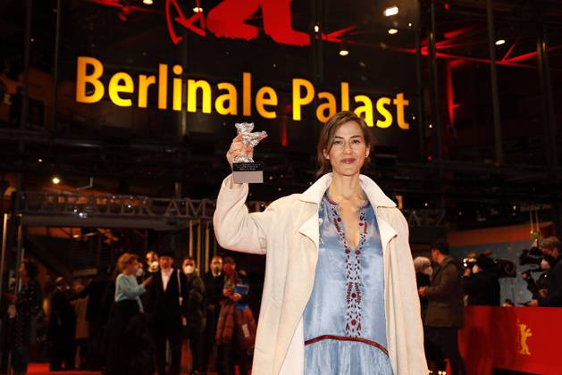 Natalia Lopez Gallardo, die Gewinnerin und Preisträgerin (Silberner Bär Jury Prize für ihren Film Robe of Gems) beim Fototermin am Berlinale Palast vom International Film Festival Berlinale am 16.02.2022 in Berlin Berlinale 2022- Gewinner Photo Call