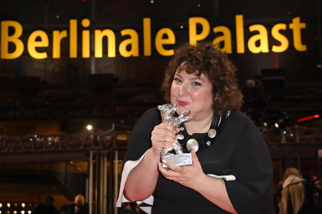 Meltem Kaptan mit dem silbernen Bär für die beste schauspielerische Leistung in einer Hauptrolle in Rabiye Kurnaz gegen George W. Bush bei der Closing Ceremony mit Preisverleihung auf der Berlinale 2022 72. Internationale Filmfestspiele Berlin im Berlinale Palast. Berlin, 16.03.2022 Foto:xF.xKernx xFuturexImage