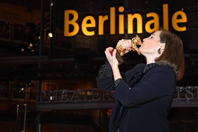 Entertainment Themen der Woche KW07 Entertainment Bilder des Tages Carla Simon mit dem goldenen Bär für den besten Film AlcarrÃ s bei der Closing Ceremony mit Preisverleihung auf der Berlinale 2022 72. Internationale Filmfestspiele Berlin im Berlinale Palast. Berlin, 16.03.2022 Foto:xF.xKernx xFuturexImage