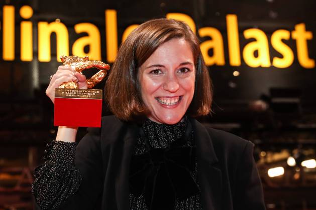 Entertainment Bilder des Tages (220217) -- BERLIN, Feb. 17, 2022 -- Carla Simon, director of the film Alcarras , poses for photos after receiving the Golden Bear during the 72nd Berlin International Film Festival in Berlin, capital of Germany, Feb. 16, 2022. ) GERMANY-BERLIN-BERLINALE 2022-AWARDS ShanxYuqi 