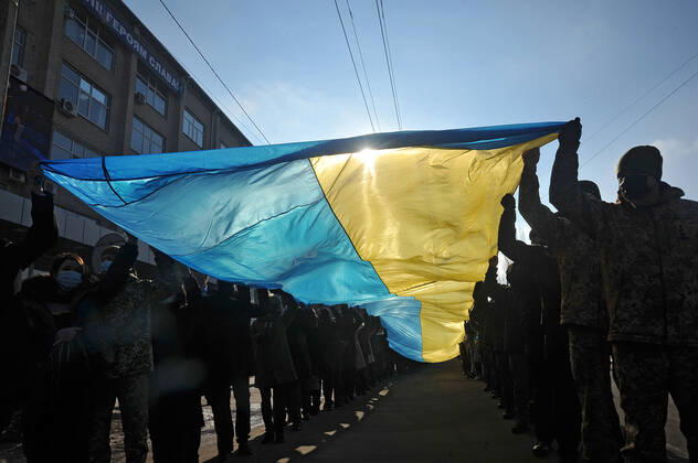 Ukraine Konflikt, Historie SIEVIERODONETSK, UKRAINE - FEBRUARY 16, 2022 - People carry a long Ukrainian flag in the streets in celebration of the Day of Unity, Sievierodonetsk, Luhansk Region, eastern Ukraine. Unity Day procession in Sievierodonetsk  Copyright: xOleksiixKovalovx