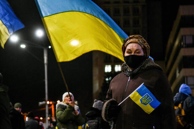 Ukraine Konflikt, Historie ZAPORIZHZHIA, UKRAINE - FEBRUARY 16, 2022 - A senior woman holds a miniature Ukrainian flag with the tryzub during the Zaporizhzhia Will Resist viche in Maidan Heroiv on the Day of Unity, Zaporizhzhia, southeastern Ukraine. Viche in Zaporizhzhia  Copyright: xDmytroxSmolyenkox