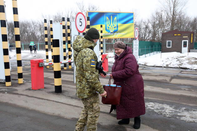 Ukraine Konflikt, Historie KHARKIV REGION, UKRAINE - FEBRUARY 16, 2022 - A border guard and a senior woman are pictured at the Hoptivka checkpoint on the Ukraine-Russia border, Kharkiv Region, northeastern Ukraine. Ukraine-Russia border in Kharkiv Region  Copyright: xVyacheslavxMadiyevskyyx