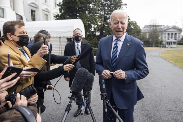 Ukraine Konflikt, Historie February 17, 2022, Washington, District of Columbia, USA: United States President JOE BIDEN speaks to the media about Russia s buildup on the Ukrainian border as he departs the White House for Cleveland. The president said there is a very high risk of a Russian invasion of Ukraine in several days NATO and the Biden White House have dismissed Russian claims that they are drawing down troops on the Ukrainian border Washington USA - ZUMAs152 20220217_zaa_s152_010 Copyright: xJimxLoScalzox-xPoolxviaxCNPx