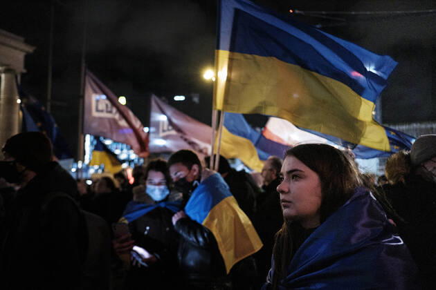 Ukraine Konflikt, Historie Warsaw In Solidarity With Ukraine Multiple politicians, activists and regular citizens gathered in Warsaw city center in a demonstration of Solidarity with Ukraine, a neighbour country facing arising threat from Russian Federation. Warsaw, Poland, on February 17th, 2022. Warsaw Poland  Copyright: xPiotrxLapinskix originalFilename: lapinski-solidari220217_np09w.jpg