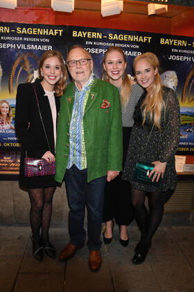 Joseph Vilsmaier with its Daughters Josephine, Theresa and Janina Premiere from Bavaria Sagenhaft at Cinema on Sendlinger Gate in Munich on 19 October 2017 Copyright: xVISTAPRESSx xBarbaraxInsinger