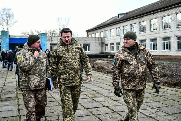 Ukraine Konflikt, Historie Ukraine, Militärisches Ausbildungslager in Saporischschja ZAPORIZHZHIA REGION, UKRAINE - FEBRUARY 18, 2022 - Commissar of the Zaporizhzhia Regional Military Commissariat Heannadii Yaremenko, head of the Zaporizhzhia Regional State Administration Oleksandr Starukh and commander of the Territorial Defence Brigade of Zaporizhzhia Region, Col Volodymyr Losiev (L to R) attend the shooting drills at the base of the Separate Territorial Defence Battalion of Zaporizhzhia, Zaporizhzhia Region, southeastern Ukraine. Drills of Territorial Defence reservists in Zaporizhzhia Region  Copyright: xDmytroxSmolyenkox
