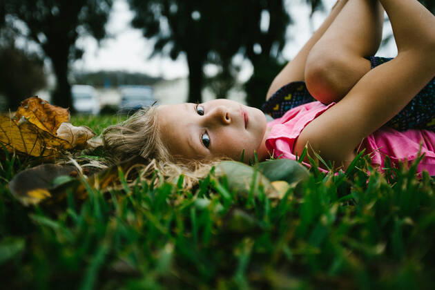 Brown eyed girl playing in the summer green grass Okinawa, Okinawa, Japan CR_WVNP220218-930582-01 ,model released, Symbolfoto