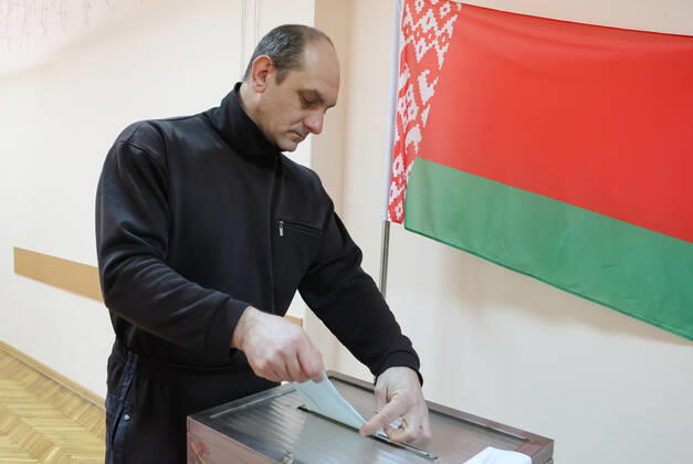VITEBSK, BELARUS - FEBRUARY 22, 2022: A man casts his ballot at polling station No 5 with the start of early voting in the 2022 Belarusian constitutional referendum, which is scheduled for February 27. Alexander Khitrov BelTA TASS  TS124EA8