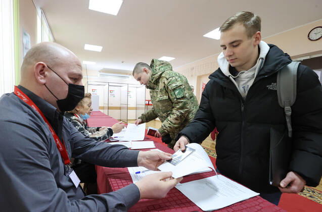 VITEBSK, BELARUS - FEBRUARY 22, 2022: Citizens visit polling station No 5 with the start of early voting in the 2022 Belarusian constitutional referendum, which is scheduled for February 27. Alexander Khitrov BelTA TASS  TS124EA9