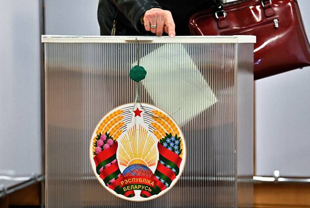 Belarus Constitutional Referendum 8123200 22.02.2022 A woman casts her ballot during an early voting in a referendum on amendments to the Belarusian constitution at a polling station in Minsk, Belarus. Early voting will take place from February 22 to 26. The main voting day for the referendum is the 27th of February. Viktor Tolochko Sputnik Minsk Belarus  Copyright: xViktorxTolochkox