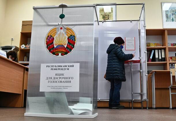 Belarus Constitutional Referendum 8123238 22.02.2022 A woman votes during an early voting in a referendum on amendments to the Belarusian constitution at a polling station in Minsk, Belarus. Early voting will take place from February 22 to 26. The main voting day for the referendum is the 27th of February. Viktor Tolochko Sputnik Minsk Belarus  Copyright: xViktorxTolochkox