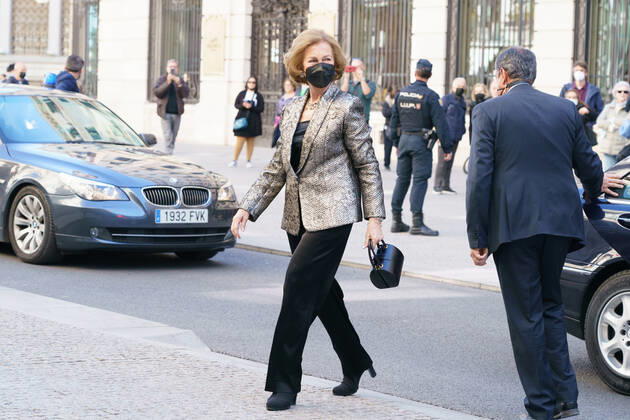 Queen Sofia Presents The Callia Foundation s ibero-american Patronage Awards 2022 . Queen Sofia poses on her arrival at the Ibero-American Patronage Awards 2022 ceremony with members of the Callia Foundation, February 22, 2022, in Madrid, Spain. Madrid Spain  Copyright: xOscarxGonzalezx originalFilename: gonzalez-notitle220222_npDuk.jpg