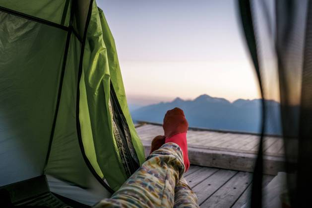 IMAGO Creative: Frühlingsferien und reisen Woman with legs crossed relaxing in tent at Caucasus Nature Reserve, Sochi, Russia model released, OMIF00550