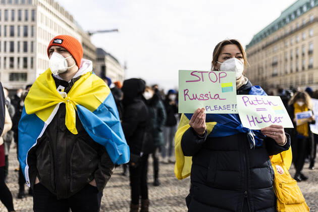 Demonstration for solidarity with Ukraine, taken in front of the Brandenburg Gate in Berlin, 24 02 2022 The demonstration takes place due to the invasion of Russian soldiers into Ukraine Berlin Germany Copyright: xFlorianxGaertner photothek.dex