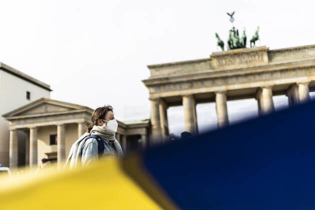 Demonstration for solidarity with Ukraine, taken in front of the Brandenburg Gate in Berlin, 24 02 2022 The demonstration takes place due to the invasion of Russian soldiers into Ukraine Berlin Germany Copyright: xFlorianxGaertner photothek.dex