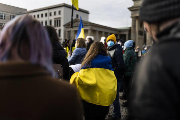 Demonstration for solidarity with Ukraine, taken in front of the Brandenburg Gate in Berlin, 24 02 2022 The demonstration takes place due to the invasion of Russian soldiers into Ukraine Berlin Germany Copyright: xFlorianxGaertner photothek.dex