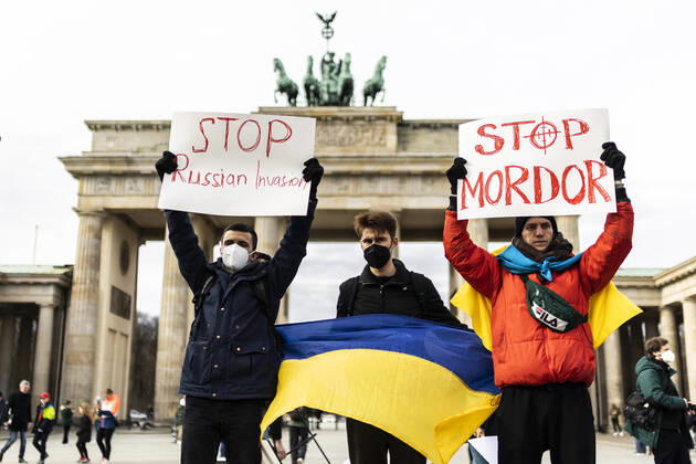 Demonstration for solidarity with Ukraine, taken in front of the Brandenburg Gate in Berlin, 24 02 2022 The demonstration takes place due to the invasion of Russian soldiers into Ukraine Berlin Germany Copyright: xFlorianxGaertner photothek.dex
