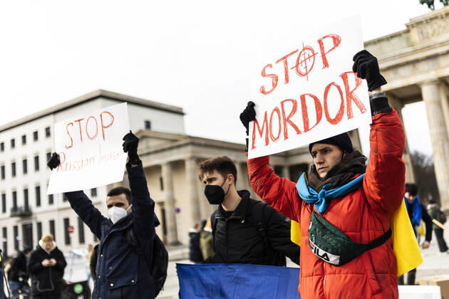 Demonstration for solidarity with Ukraine, taken in front of the Brandenburg Gate in Berlin, 24 02 2022 The demonstration takes place due to the invasion of Russian soldiers into Ukraine Berlin Germany Copyright: xFlorianxGaertner photothek.dex