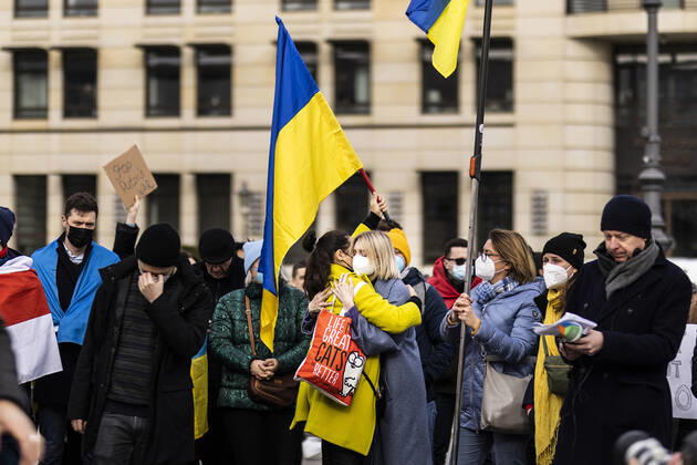 Demonstration for solidarity with Ukraine, taken in front of the Brandenburg Gate in Berlin, 24 02 2022 The demonstration takes place due to the invasion of Russian soldiers into Ukraine Berlin Germany Copyright: xFlorianxGaertner photothek.dex
