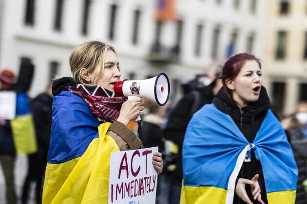 Demonstration for solidarity with Ukraine, taken in front of the Brandenburg Gate in Berlin, 24 02 2022 The demonstration takes place due to the invasion of Russian soldiers into Ukraine Berlin Germany Copyright: xFlorianxGaertner photothek.dex