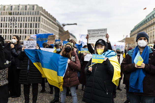Demonstration for solidarity with Ukraine, taken in front of the Brandenburg Gate in Berlin, 24 02 2022 The demonstration takes place due to the invasion of Russian soldiers into Ukraine Berlin Germany Copyright: xFlorianxGaertner photothek.dex