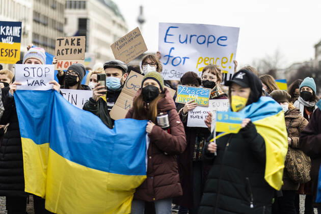 Demonstration for solidarity with Ukraine, taken in front of the Brandenburg Gate in Berlin, 24 02 2022 The demonstration takes place due to the invasion of Russian soldiers into Ukraine Berlin Germany Copyright: xFlorianxGaertner photothek.dex