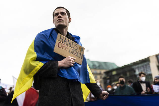 Demonstration for solidarity with Ukraine, taken in front of the Brandenburg Gate in Berlin, 24 02 2022 The demonstration takes place due to the invasion of Russian soldiers into Ukraine Berlin Germany Copyright: xFlorianxGaertner photothek.dex